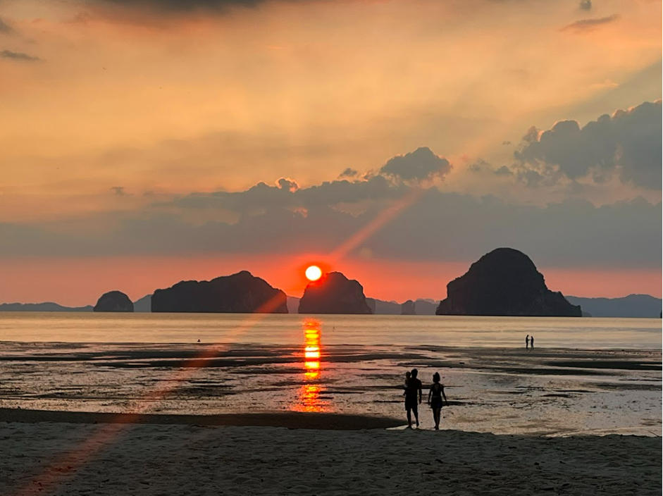 A Minimalist Haven Where Time Slows Down and Sunsets Steal the Show